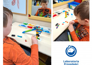 Uczeń siedzi przy stoliku. Konstruuje model toru saneczkowego z klocków Lego.