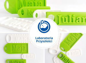 Wydrukowane breloczki na drukarce 3D. Logo laboratoria Przyszłości- niebieska buteleczka wypełniona płynem.