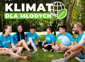 Plakat informacyjny o projekcie Tworzymy Klimat dla Młodych. Dziewczyny i chłopcy siedzą na trawie w parku.