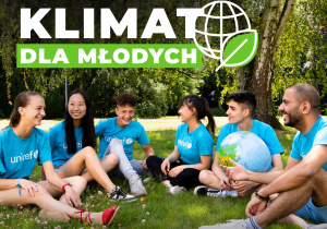 Plakat o projekcie Tworzymy Klimat dla Młodych. Dziewczyny i chłopcy siedzą na trawie w parku.