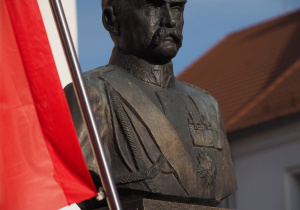 Pomnik Józefa Piłsudskiego pod ratuszem w Koninie.