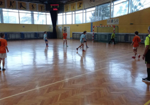 Uczniowie grają w halową piłkę nożną podczas Mistrzostw Miasta Konina.