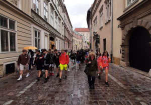 Grupa uczniów idzie ulicą Krakowa.