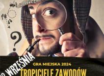 Plakat reklamujący grę miejską ,,TROPICIELE ZAWODÓW". Widać detektywa (mężczyzna z ciemną brodą w czapce uszatce, z fajką w ustach,patrzącego z zaciekawieniem przez lupę).