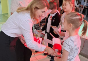 Pani Dyrektor wręcza nagrody i gratuluje uczniom.