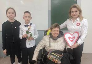 Uczniowie, Pani Dyrektor przywitali gościa, wręczyli róże.