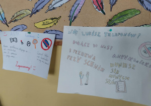Na tablicy wiszą kolorowe plakaty wykonane przez uczniów na Dzień bez Telefonu.