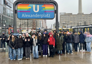 Uczniowie w Berlinie zwiedzają Alexanderplatz.