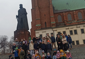 Uczniowie w Gnieźnie, znajdują się przed katedrą.