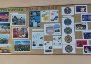 Na korkowej tablicy zawieszone są kolorowe prace uczniów wykonane w różnych programach komputerowych.