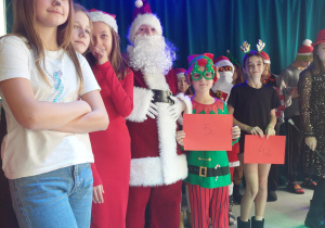 Uczniowie - reprezentaci klas w przygotowanych strojach stoją na scenie.