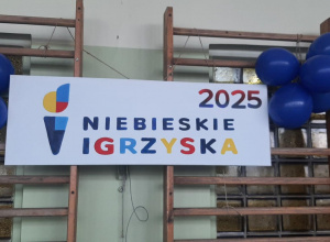 Logo Niebieskie Igrzyska, obok niebieskie balony.