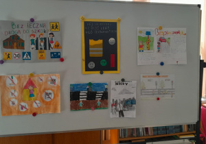 Na tablicy wywieszone prace konkursowe klas czwartych.