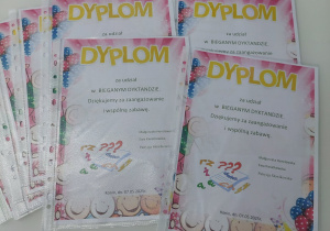 Kolorowe dyplomy za udział w dyktandzie.