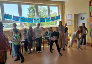 Przedstawiciele klas przy stanowiskach czekają na rozpoczęcie konkurencji.