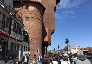 Uczniowie spacerują wzdłuż portu w Gdańsku.