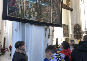 Uczniowie podziwiają malowidło w Kościele Mariackim.