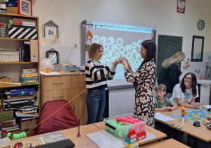 Rodzice wykonują przygotowane zadanie podczas lekcji otwartej.