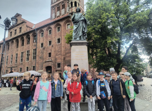 Uczniowie przy pomniku Mikołaja Kopernika