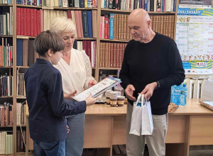 Wręczenie nagrody uczniowie w konkursie fotograficznym.