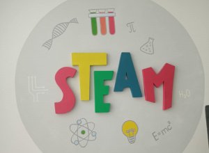 Logo projektu STEAM - kolorowe litery w okręgu.