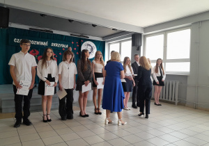 Pani Dyrektor i wychowawczyni wręczają dyplomy uczniom.