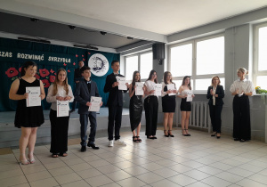 Pani Dyrektor i wychowawczyni wręczają dyplomy uczniom.