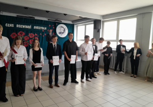 Pani Dyrektor i wychowawczyni wręczają dyplomy uczniom.