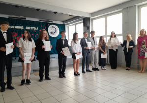 Pani Dyrektor i wychowawczyni wręczają dyplomy uczniom.