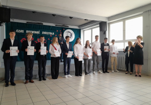 Pani Dyrektor i wychowawczyni wręczają dyplomy uczniom.