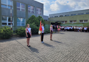 Uczniowie ze sztandarem szkoły.