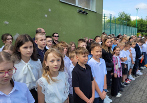 Uczniowie na placu podczas zakończenia roku.