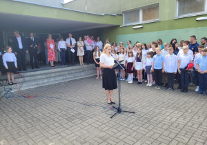 Pani Dyrektor przemawia podczas zakończenia roku szkolnego.