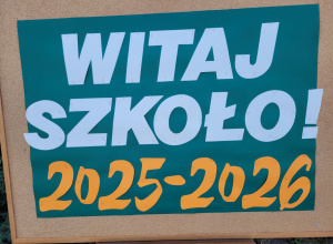 Na zielonym tle hasło na rozpoczęcie roku - ,,Witaj szkoło!"