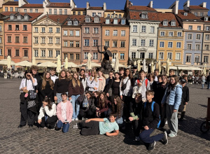 Uczniowie na starym rynku w Warszawie przy pomniku Syrenki Warszawskiej.