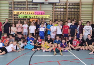 Uczniowie klas szóstych na sali gimnastycznej - uczestnicy turnieju z nauczycielem i dyrektorem.