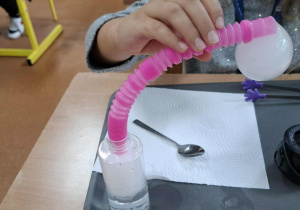 Dzieci bawią się suchym lodem podczas eksperymentów