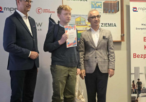 Wręczenie dyplomu i nagród uczniowi podczas uroczystości w MPEC