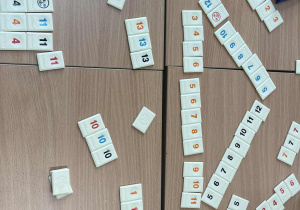 Płytki Rummikub ułożone na stole podczas gry.
