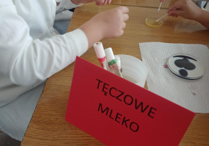 Doświadczenie "Tęczowe mleko"