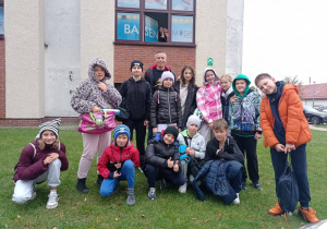 Wspólne zdjęcie uczestników zawodów pływackich.