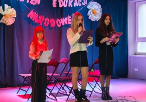 Grupa uczniów na scenie