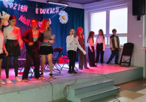 Uczniowie klas starszych śpiewają na scenie