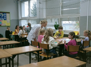 Uczniowie klasy 2b z wizytą w sali chemicznej