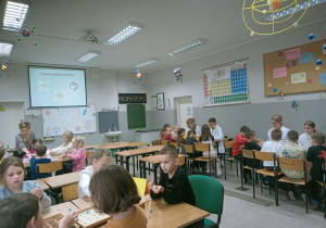 Klasa 2b uczestniczy w zajęciach chemicznych