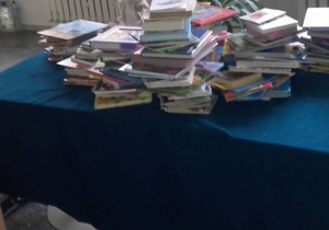 stół zapełniony książkami