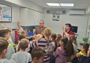 Uczniowie klasy 3a poznają pracę weterynarza