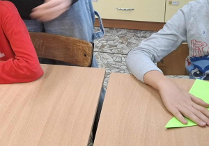 Uczniowie składają origami