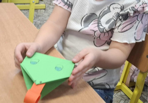 Uczennica prezentuje swoją pracę