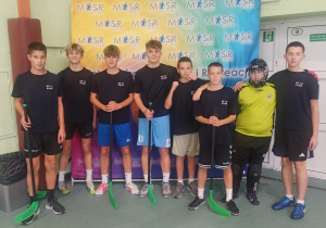 Chłopcy reprezentujący szkołę w unihokeju